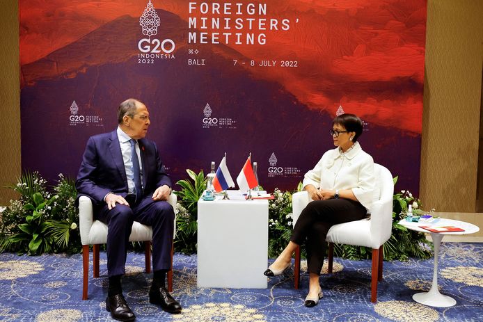 De Russische minister van Buitenlandse Zaken Sergej Lavrov (links) en de Indonesische minister van Buitenlandse Zaken Retno Marsudi (rechts) op de bijeenkomst van buitenlandsministers van de G20 op Bali.