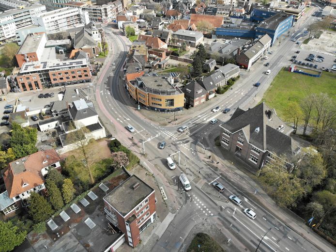 Luchtfoto van de kruising Deldernerstraat en Mitchamplein in Hengelo.