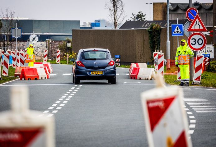 De gemeente Zwijndrecht vindt alleen een zebrapad niet genoeg en heeft van alles uit de kast gehaald om het verkeer op de Lindtsedijk af te remmen.