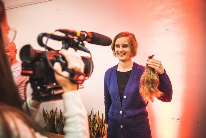 Claire met haar nieuwe coupe en haar oude haar