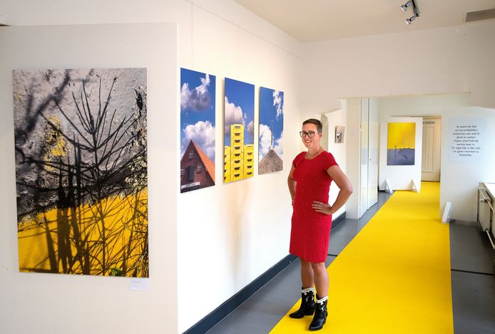Groenlose Linda Commandeur te midden van haar foto’s in het Stadsmuseum Doetinchem.