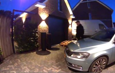 De schrik zit er goed in in Vorstenbosch, en dat komt door deze man met petje die huizen afstruint e