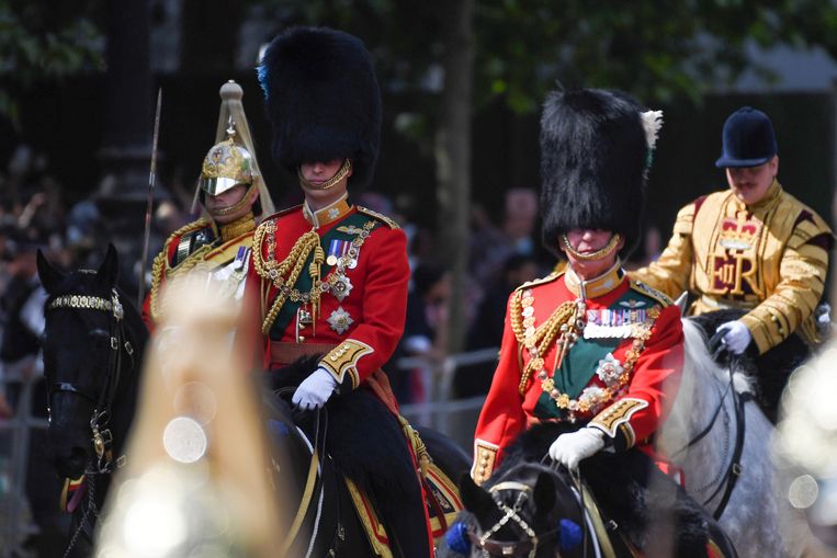 Prins William en zijn vader, kroonprins Charles te paard tijdens de optocht Beeld Getty Images