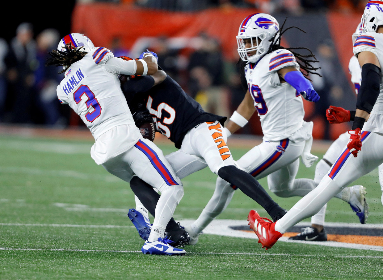 Na een 'normale' botsing met Tee Higgins van Cincinnati Bengals gaat het mis, vorige maandag. Damar Hamlin (Buffalo Bills) krijgt een hartstilstand op het veld. Beeld USA TODAY Sports