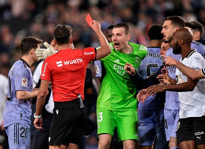 Spelers van Real Madrid vallen de scheidsrechter aan nadat hij heeft gefloten.