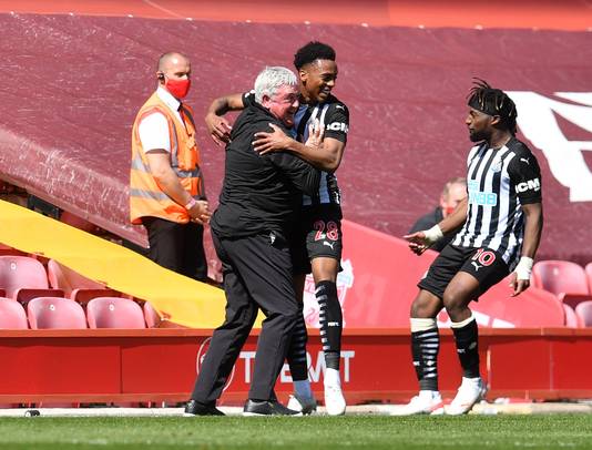 Joe Willock en Allan Saint-Maximin vieren de late 1-1 met coach Steve Bruce.