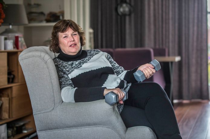 Linda Vaandering kampt met long covid. Thuis oefent ze met gewichten om haar conditie te verbeteren.