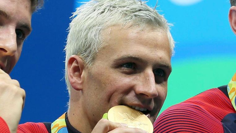 Ryan Lochte met zijn gouden medaille voor de 4x200m freestyle Beeld photo_news