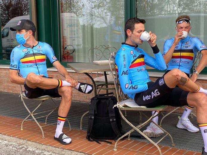 De Belgen Wout van Aert, Pieter Serry en Loic Vliegen genieten van een koffie na hun verkenningsronde.