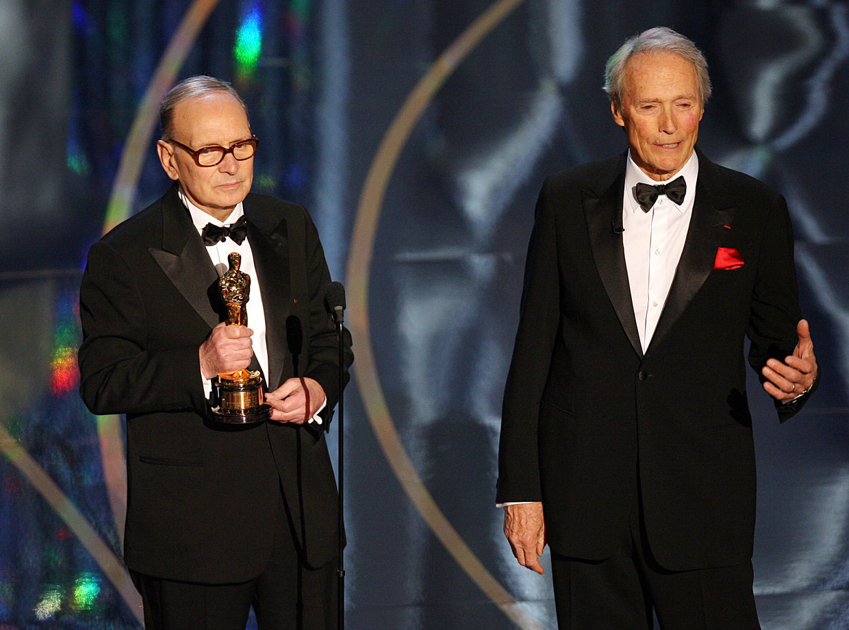 Clint Eastwood vertaalde voor Ennio Morricone, die de oeuvreprijs ontving tijdens de Oscars van 2007. Morricone sprak geen Engels, en Eastwood speelde in spaghettiwesterns waar Morricone de soundtrack voor maakte. Beeld AFP