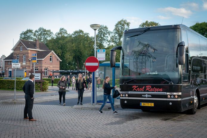 De extra bus rijdt voor in de ochtenspits op station Zetten-Andelst.