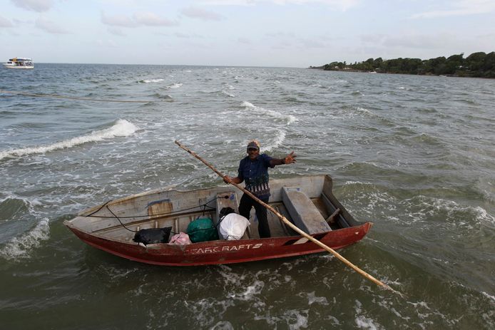 Een man op een vissersbootje bij Puerto Lempira, waar nu in de buurt een vissersboot is gekapseisd.
