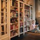 Els van Doesburg over haar boekenkast: ‘Thuis houden we elkaars boeken gescheiden’