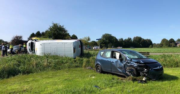 Bedrijfsbus en auto in de kreukels na botsing in Wapenveld: bestuurder naar ziekenhuis.