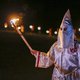 Mars in Ku Klux Klan-stijl door vluchtelingenkamp in Duitsland
