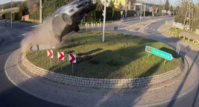 Un automobiliste en état d'ébriété a fait un vol plané spectaculaire après avoir percuté un rond-point dans un petit village en Pologne.