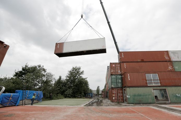 Plein Publiek verhuist naar een nieuwe locatie. De 60 containers zijn op dit moment onderweg van Nieuw Zuid naar hun nieuwe locatie op de site van Blue Gate Antwerp.