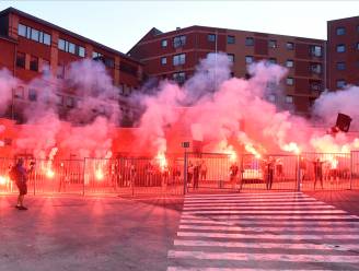 Mambourg in brand: Charleroi-supporters troepen samen aan het stadion en steken vuurwerk af