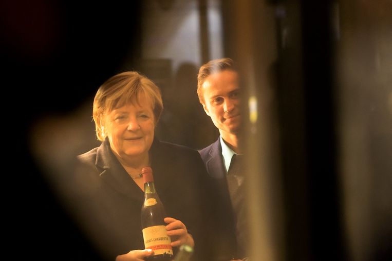 Duits bondskanselier Angela Merkel en Frans president Emmanuel Macron in Beaune. Beeld Photo News