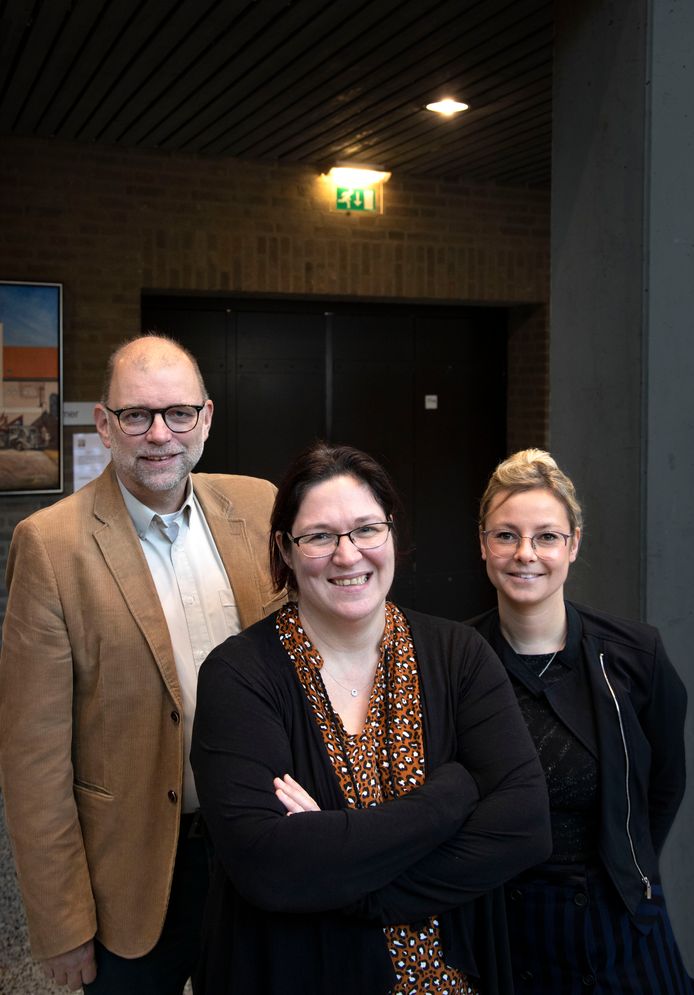 Steunouder Greetje Verbruggen (midden) samen met Hans van Kleef en Lenneke Geurtjens van de LEV groep.