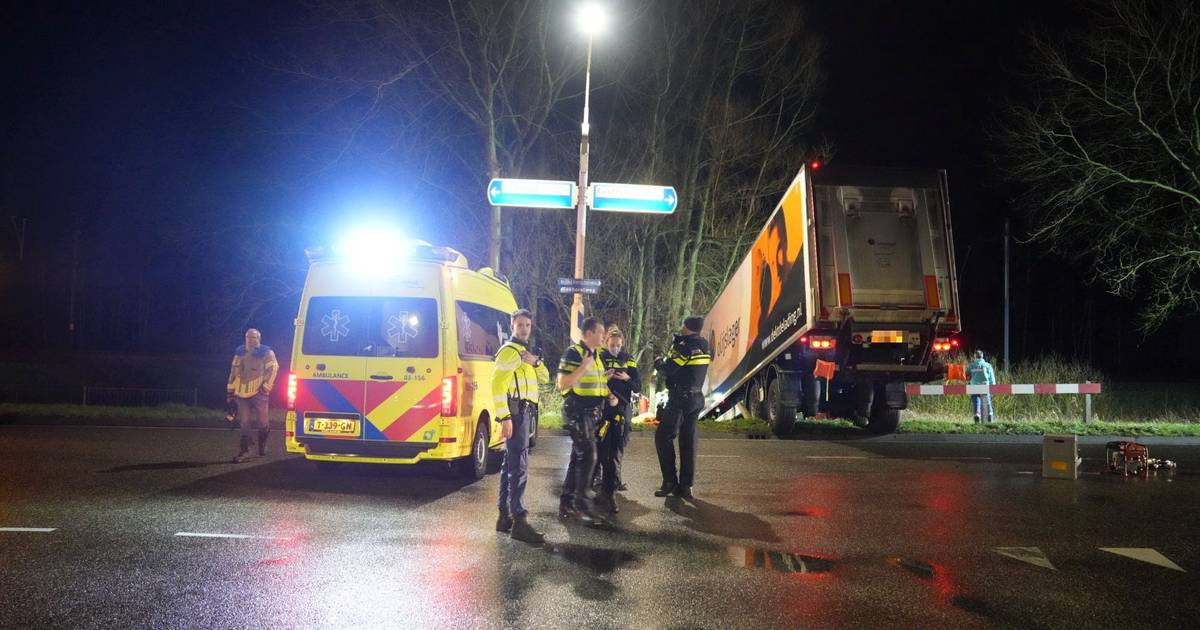 Vrachtwagenchauffeur raakt bekneld in cabine na ernstig ongeluk in Meppel: slachtoffer naar het ziekenhuis.