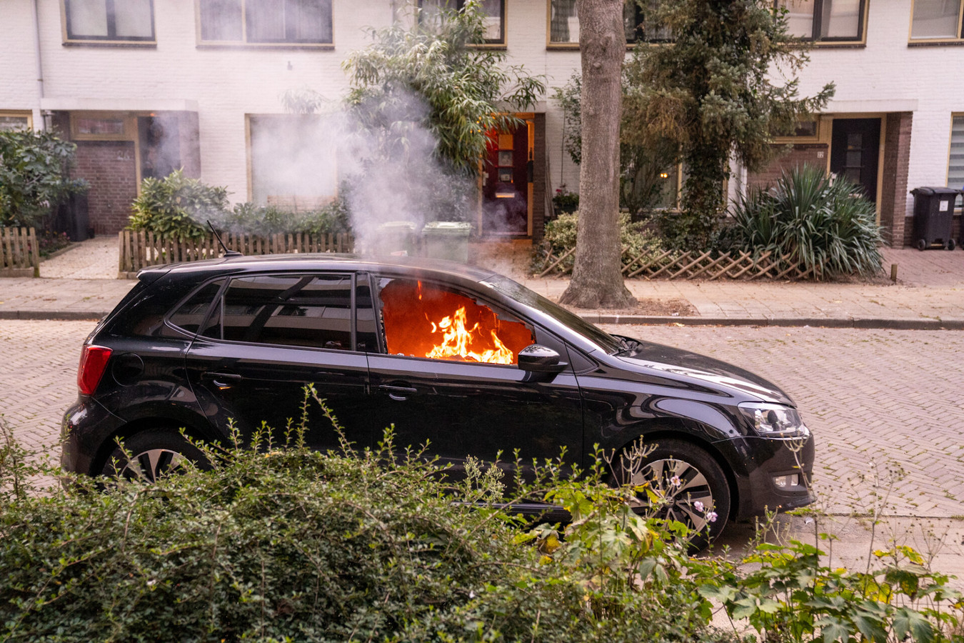 Auto in brand in Eindhoven, politie onderzoekt oorzaak Foto AD.nl