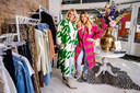Kimberly Pronk (rechts ) samen met haar moeder Carla in hun kledingwinkel LOF Boutique.