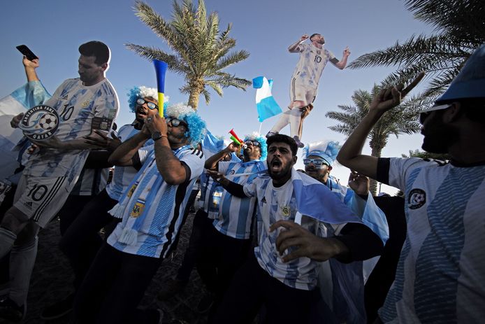 Enkele fans in de Argentijnse kleuren tijdens de optocht.