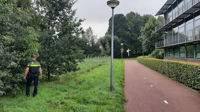 De overvaller vluchtte dinsdagavond weg via dit fietspad. De politie doorzocht de bermen.