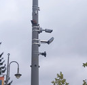 De camera's en microfoons hangen onopvallend op in de Stalenstraat in Genk.