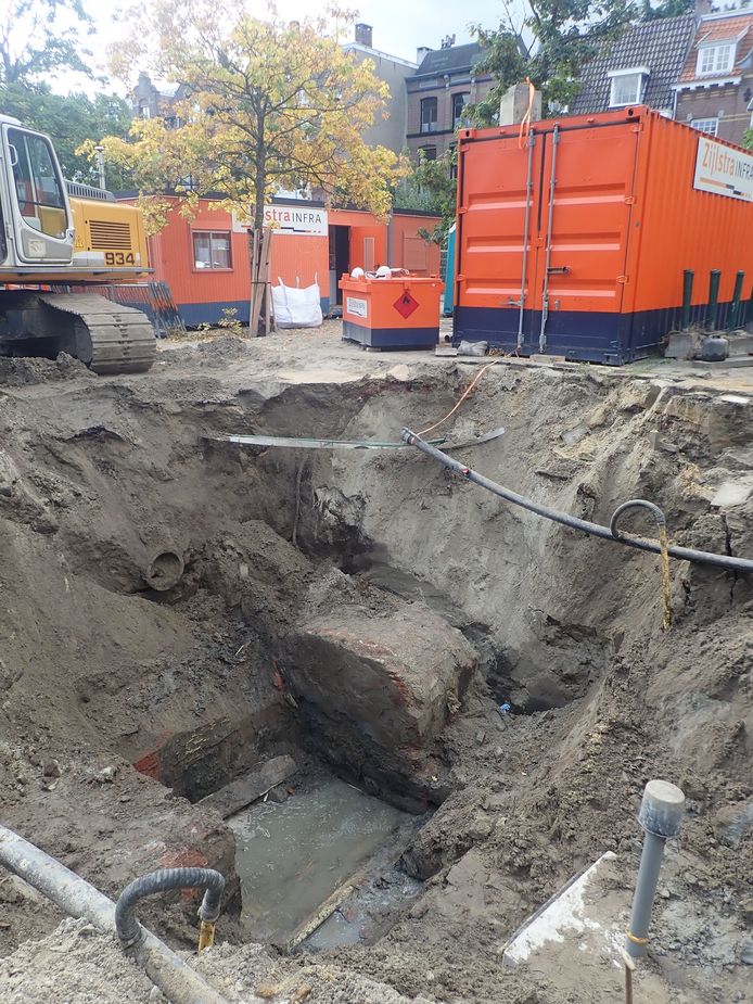 Zicht op de twee steunberen en de achterliggende keermuur.