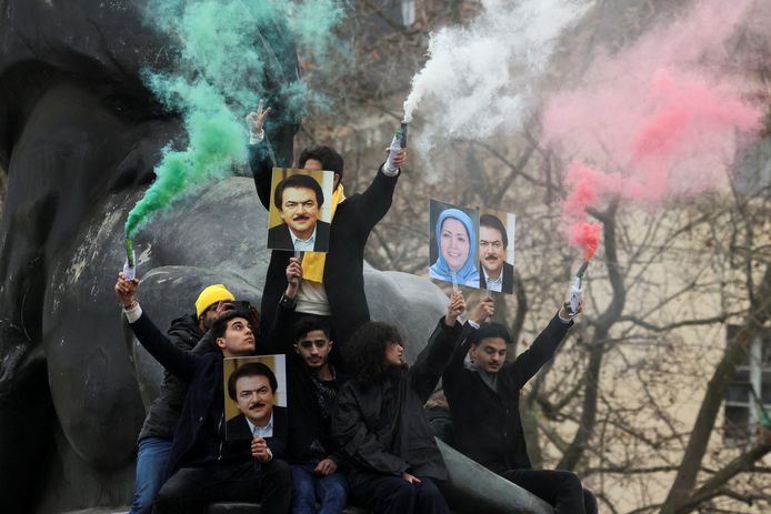 Leden van de Iraanse oppositiebeweging NCRI die in Parijs manifesteren met portretten van slachtoffers van het regime .