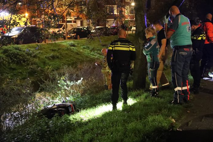 De hulpdiensten zochten naar de bestuurder van de scooter bij het water langs de Maartensdijklaan in Den Haag.