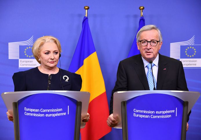 Archiefbeeld - Roemeens premier Viorica Dancila (l.) en Jean-Claude Juncker, voorzitter van de Europese Commissie (r.)
