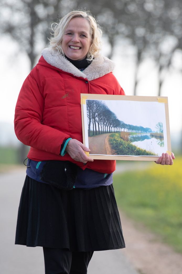 Doro Krol met een foto langs Het Meertje, tussen Nijmegen en Persingen. Haar werk is tot 13 april te bewonderen bij Ieder z'n vak aan de Lange Hezelstraat 76 in Nijmegen.