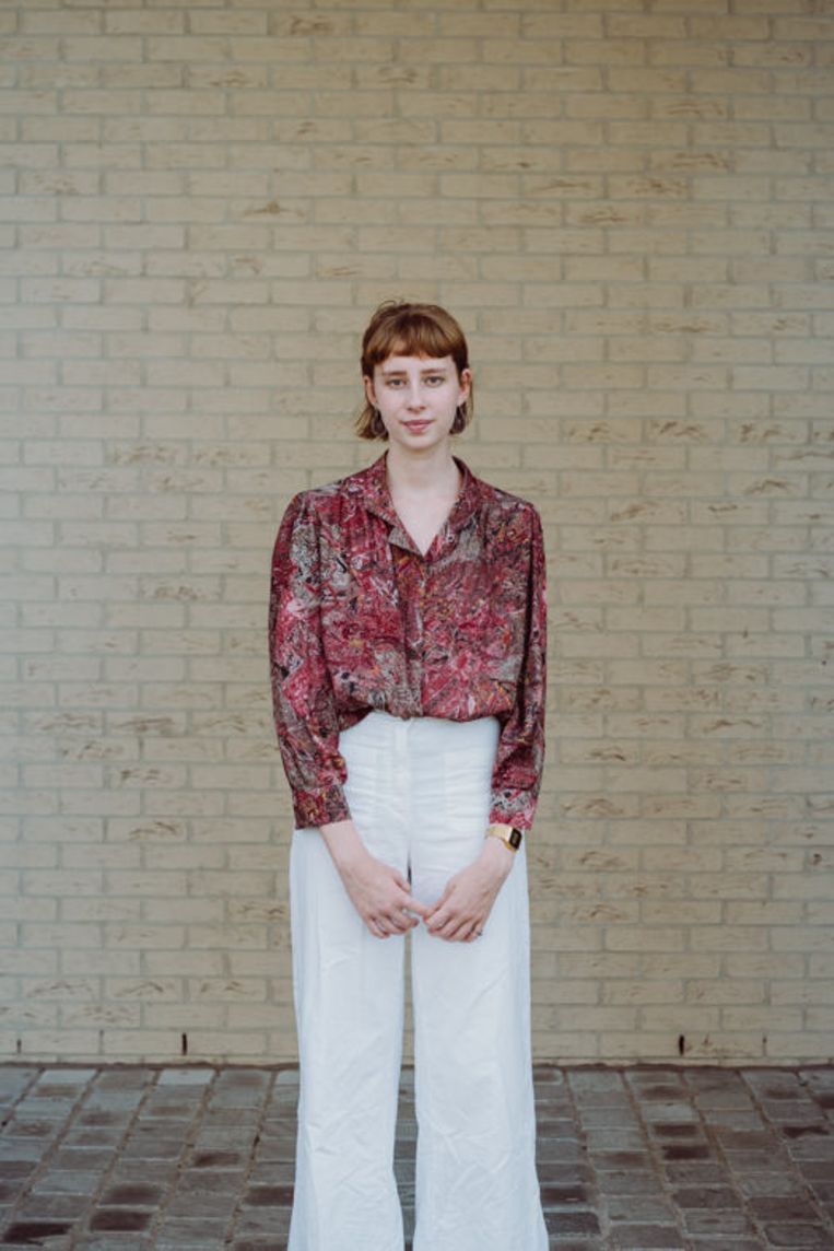 Hannah in de kleren die ze draagt als juf Hannah (boven), en als ze gewoon Hannah is (onder). Beeld Wouter Maeckelberghe