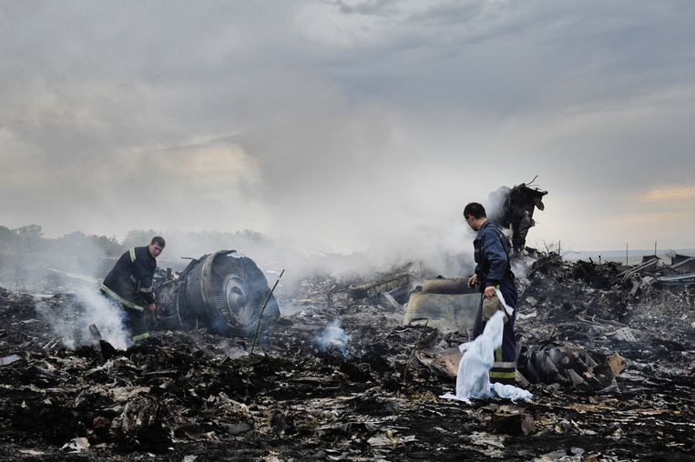 Brandweerlieden zoeken tussen de restanten van vlucht MH17. Beeld Polaris