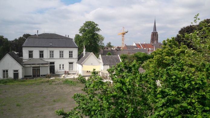 Het terrein rondom de oude pastorie in Moergestel, hier gezien vanuit het Antonius Huis, wacht op invulling.