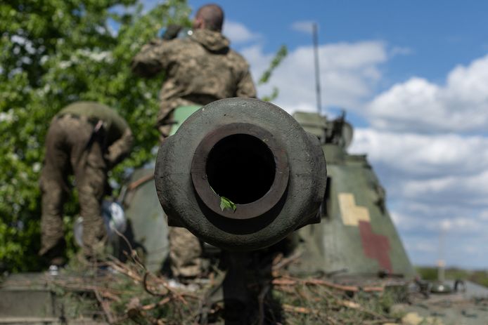 Ukrainian soldiers stand on top of a tank, amid Russia's invasion of Ukraine, in the frontline city of Lyman, Donetsk region, Ukraine April 28, 2022. REUTERS/Jorge Silva