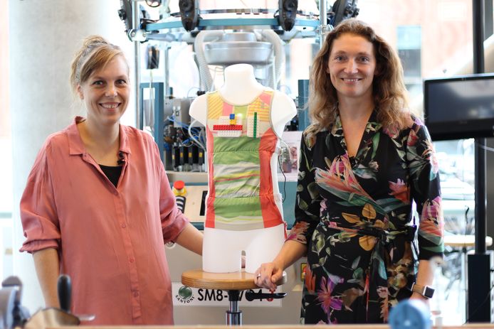 Ontwerper en onderzoeker Hellen van Rees van Hogeschool Saxion en UT-onderzoeker Geke Ludden met het ademhalingsvest voor kinderen.