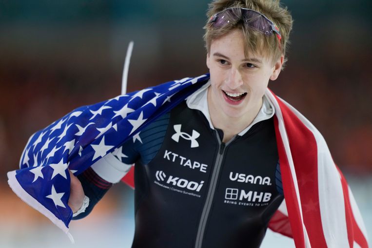 De Amerikaanse schaatser Jordan Stolz rijdt zijn ereronde na zijn derde wereldtitel. Beeld AP