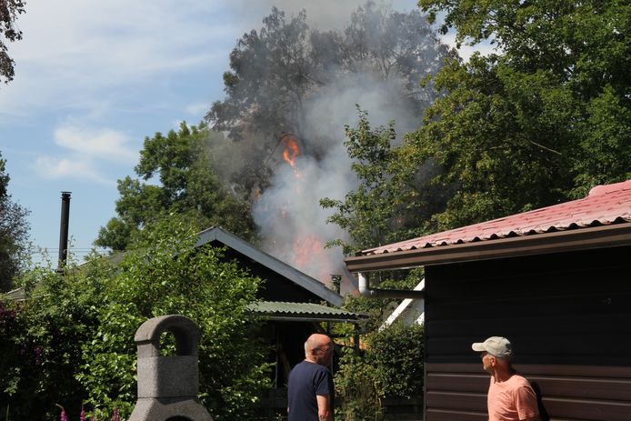 De brand in een tuinhuisje in Pijnacker zorgt voor flink veel rook.