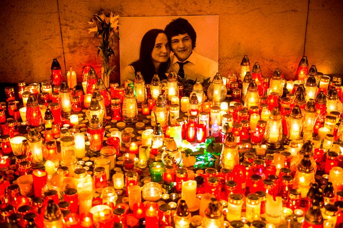 Honderden kaarsjes staan in het centrum van Bratislava voor de portretten van de 27-jarige onderzoeksjournalist Jan Kuciak en zijn vriendin Martina Kusnirova. Zij zijn afgelopen nacht vermoord aangetroffen in hun appartement, even buiten de Slowaakse hoofdstad. Foto Vladimir Simicek