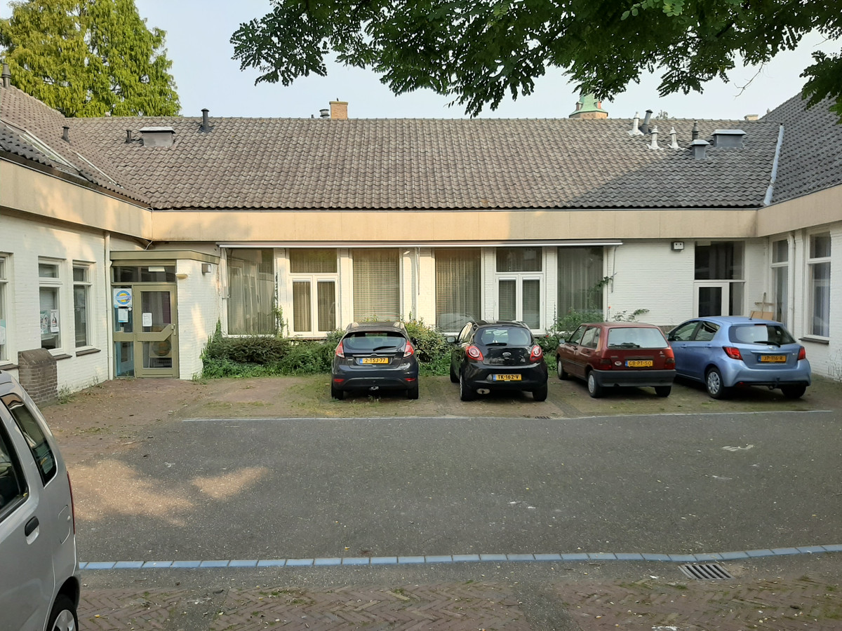 Het binnenpleintje van het voormalige gemeentekantoor aan de Langekerkstraat in Huissen. Staat hier over een paar jaar een nieuw mfa (multifunctionale accommodatie) of komt dat in de stadskerk?