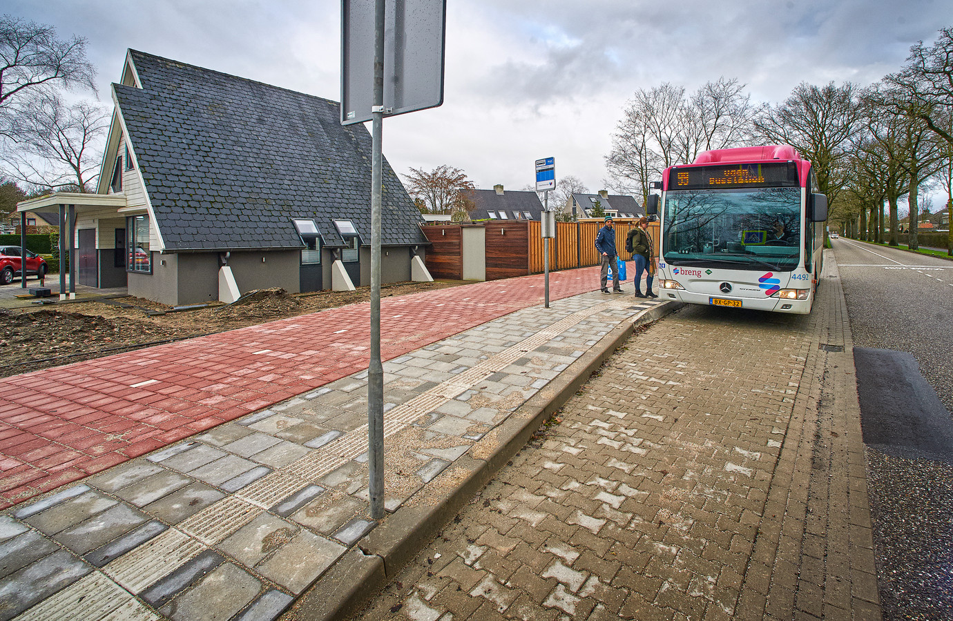 Deze nieuw aangelegde bushalte aan de Hoevenseweg in Uden verdwijnt weer. Na klachten en juridische procedures uit de buurt komt de gemeente nu alsnog tot het inzicht dat deze plek gevaarlijk is. De bushalte wordt weer verplaatst.