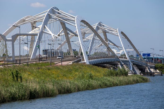 De Enneüs Heermabrug wordt ook wel de ‘beha-brug’ genoemd vanwege de twee witte boogkrommingen die vanaf de zijkant lijken op een bustehouder.