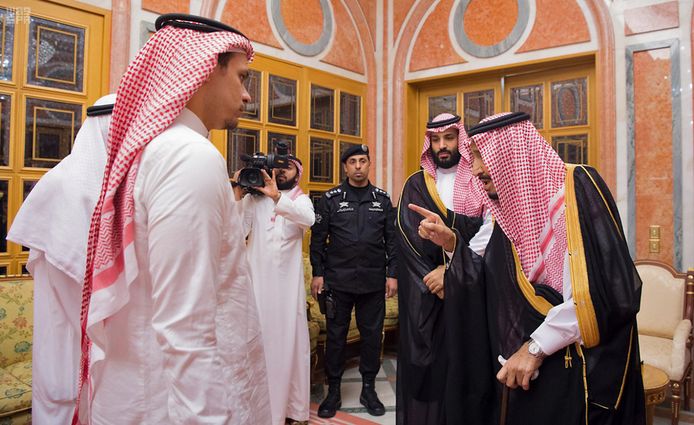 Kroonprins Salman (rechts) ontmoette in oktober familieleden van de vermoorde journalist en betoonde medeleven.