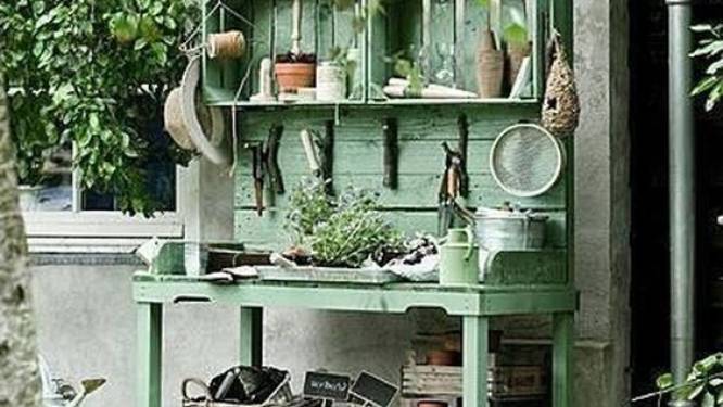 Hoe maak ik zelf een oppottafel voor in de tuin?
