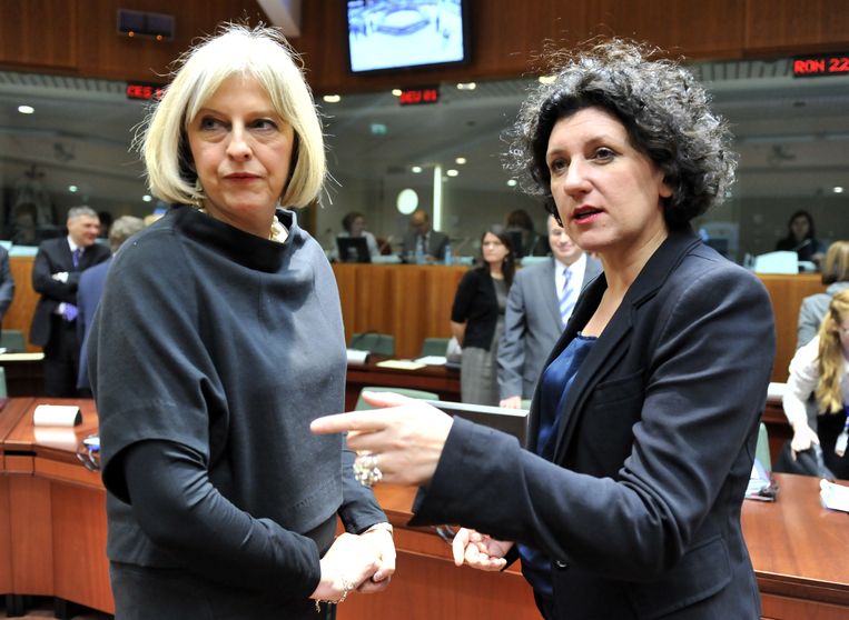 May in 2010 als toenmalig minister van Binnenlandse Zaken samen met haar Belgische collega Annemie Turtelboom. Beeld AFP