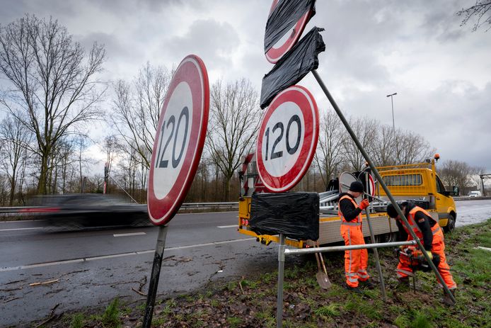 Teleurstelling Tien Meerdere Eerste van 1900 nieuwe 120 én 100 kilometerborden staan al klaar langs de  A59 bij Den Bosch | Den Bosch, Vught | bd.nl